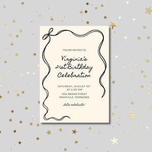 Puede incluir: Una tarjeta de invitaci&oacute;n crema con texto negro que anuncia "Virginia's 21st Birthday Celebration". La tarjeta est&aacute; enmarcada por un borde negro en forma de cinta. El fondo est&aacute; decorado con confeti de estrellas doradas.