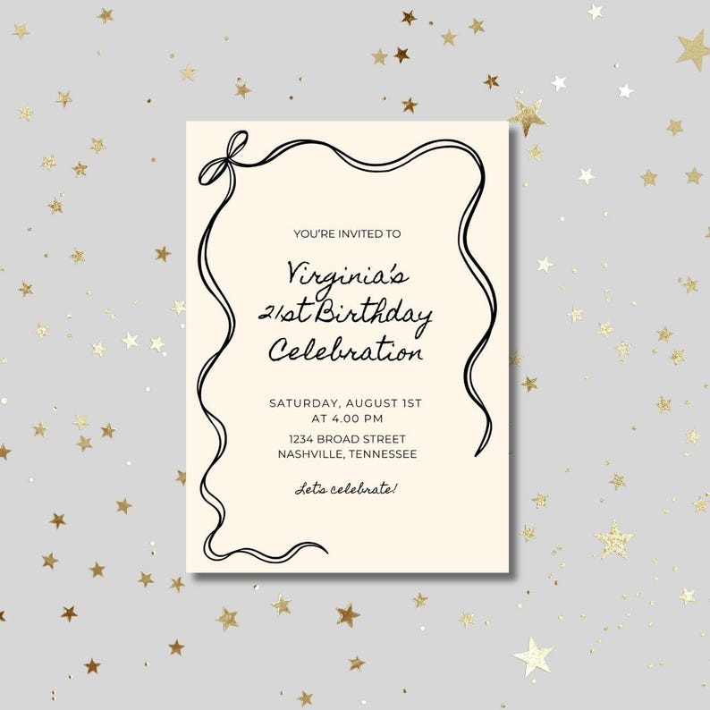 Puede incluir: Una tarjeta de invitaci&oacute;n crema con texto negro que anuncia "Virginia's 21st Birthday Celebration". La tarjeta est&aacute; enmarcada por un borde negro en forma de cinta. El fondo est&aacute; decorado con confeti de estrellas doradas.