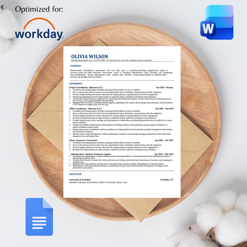 Op de afbeelding: Een cv voor Olivia Wilson, gepresenteerd op een houten dienblad, met een Word-documentpictogram en een Google Docs-pictogram. Het cv bevat samenvatting, ervaring en onderwijssecties. Het Workday-logo staat linksboven.