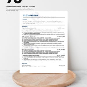 Op de afbeelding: Een cv met de naam "OLIVIA WILSON" en een samenvatting van haar professionele ervaring. Het cv ligt op een houten dienblad. De tekst "75% of resumes never reach a human" staat bovenaan de afbeelding.