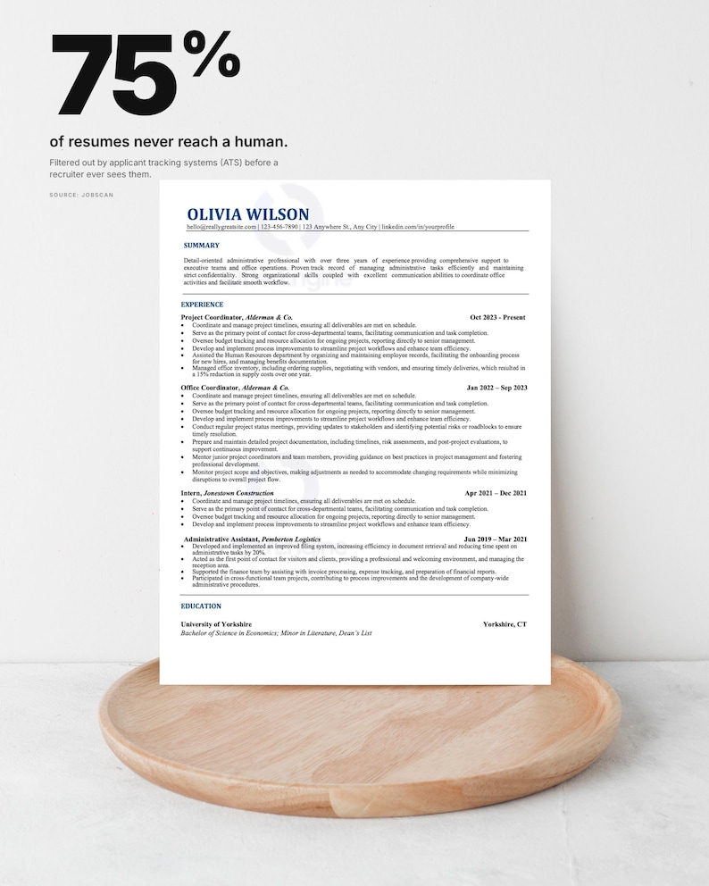 Op de afbeelding: Een cv met de naam "OLIVIA WILSON" en een samenvatting van haar professionele ervaring. Het cv ligt op een houten dienblad. De tekst "75% of resumes never reach a human" staat bovenaan de afbeelding.