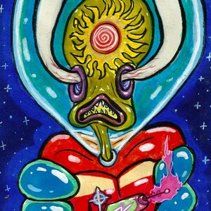 Puede incluir: Una ilustración de dibujos animados de un extraterrestre verde con un traje espacial rojo, blanco y azul. El extraterrestre tiene una cabeza grande, amarilla, con forma de sol con una espiral en el centro. El extraterrestre sostiene un arma de rayos rosa y verde.