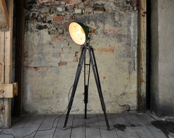 Lampadaire moderne et minimaliste LOFT GLAMOUR reposant sur un réflecteur tripode type Boho Industrial émail