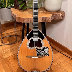 Bouzouki professionale a 8 corde fatto a mano con tradizionale motivo greco Rebetiko e decorazioni in cellulosa.