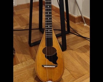 Handgemaakte Griekse Tzouras: traditioneel rebetiko-muziekinstrument