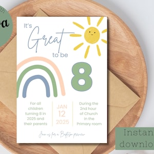 以下が含まれることがあります： 虹、太陽、数字の8が描かれた印刷可能な招待状。テキストには「It's Great to be 8」とあり、2025年に8歳になる子供のための洗礼のプレビューの詳細が記載されています。カードは、緑、青、ピンクの虹を使ったパステルカラーでデザインされています。