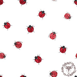 Op de afbeelding: Een naadloos patroon met rode lieveheersbeestjes met zwarte stippen op een witte achtergrond. De lieveheersbeestjes zijn gerangschikt in een herhalend patroon, wat een vrolijk en fantasierijk ontwerp creëert.