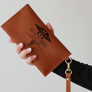 Cartera de médico personalizada, regalo del Día de las Madres, regalo de cumpleaños para el médico, regalo para el aniversario, regalo de estudiante de medicina, billetera de cuero para mujeres