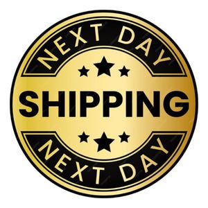 Puede incluir: Una pegatina circular dorada con las palabras "NEXT DAY SHIPPING" en negro. El texto est&aacute; dispuesto alrededor del borde y en el centro de la pegatina. Estrellas negras est&aacute;n colocadas encima y debajo de la palabra "SHIPPING".
