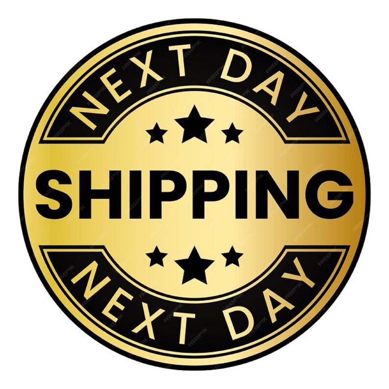 Puede incluir: Una pegatina circular dorada con las palabras "NEXT DAY SHIPPING" en negro. El texto est&aacute; dispuesto alrededor del borde y en el centro de la pegatina. Estrellas negras est&aacute;n colocadas encima y debajo de la palabra "SHIPPING".