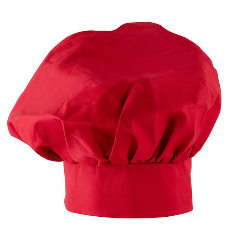 Puede incluir: Un gorro de chef rojo con la parte superior redondeada y un ala ancha. El gorro est&aacute; hecho de una tela suave y lisa.