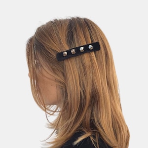 Schwarze Nieten Haarspange | Haarschmuck aus Samt | Avantgarde-Klammer | Handgemachtes Headpiece im Punk Stil | Made in Italy Haarspange