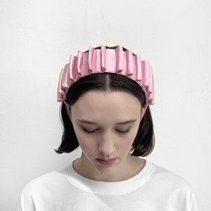 Pink polyester plissé in reverse headpiece with thin silver elastic.