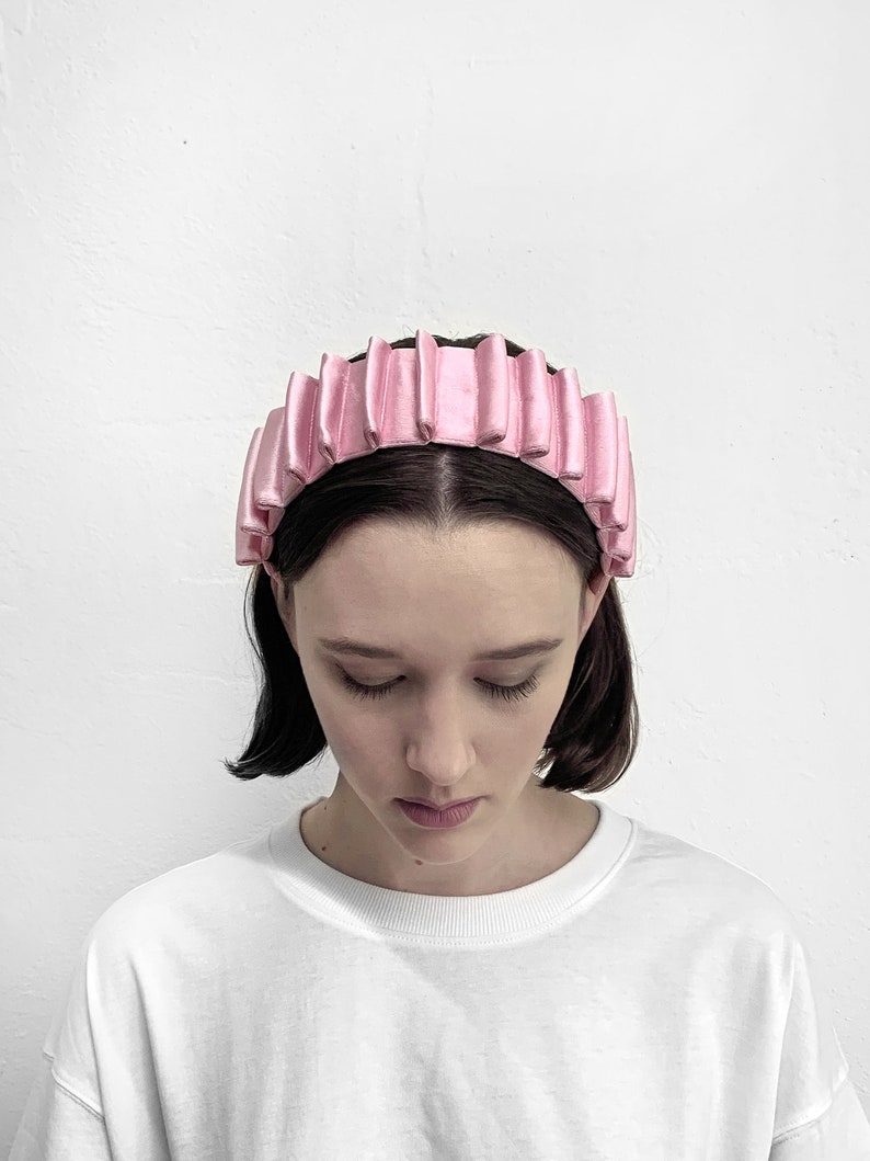 Pink polyester plissé in reverse headpiece with thin silver elastic.