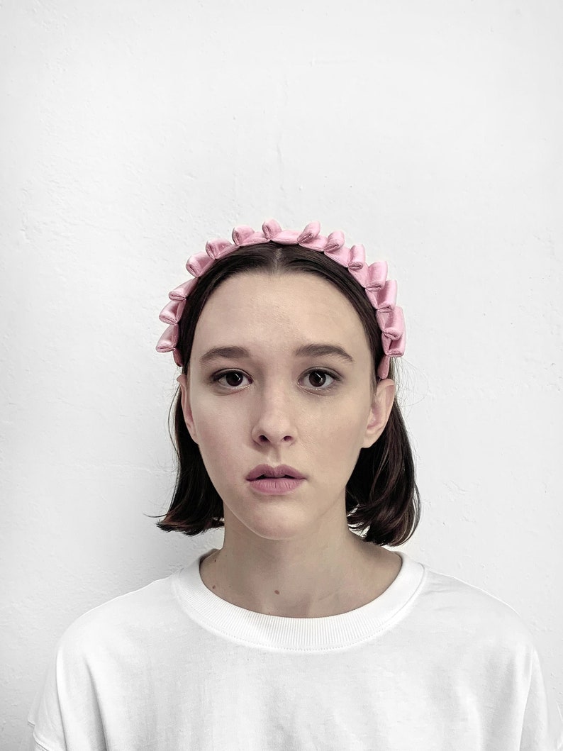 Pink polyester plissé in reverse headpiece with thin silver elastic.