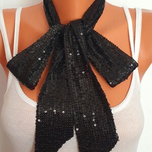 Peut inclure: Un nœud papillon noir en sequins, noué autour du cou d'un mannequin.