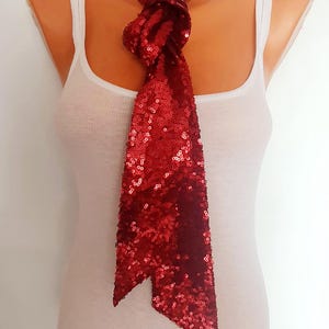 Alla hjärtans dag rubinröd paljett smal partydisco-halsduk, rött glitterpaljettband, paljettfluga, röd glamourös smal paljettaccessoar