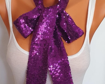 Sciarpa sottile viola radiosa con paillettes, cravatta a fiocco con paillettes scintillanti, accessorio glitterato per il collo per serate glamour, discoteca e abbigliamento da club.