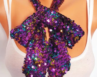 Sciarpa sottile con paillettes iridescenti, cravatta a fiocco con paillettes iridescenti, accessorio glitterato per il collo per serate glamour, discoteca e abbigliamento da club.