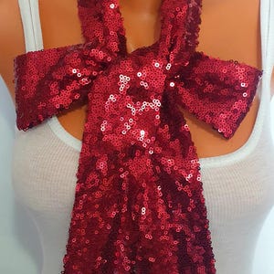 Rubinröd paljettfärgad smal partydiscohalsduk, glitterpaljetthårband, röd paljettfluga, körsbärsröd glitterglammig smal paljettaccessoar