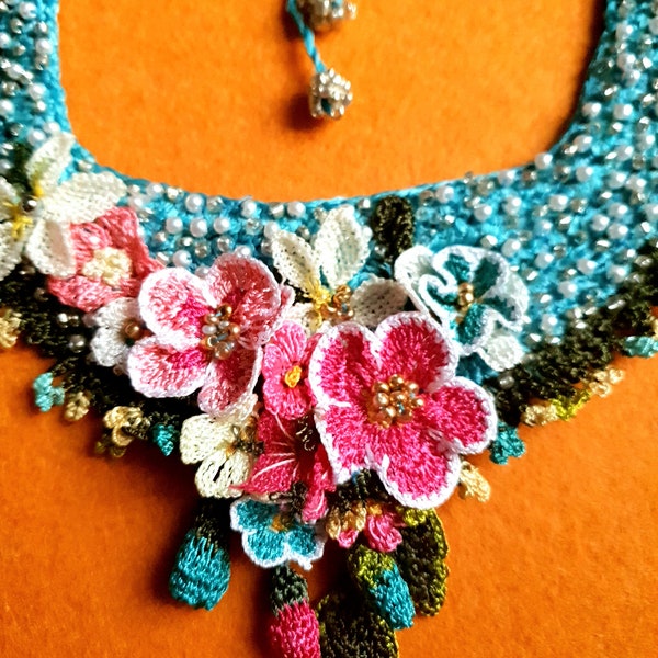 Cadeau d'amour collier plastron au crochet fleurs printanières, quelque chose de bleu bijoux uniques, fleurs avec dentelle et perles brodées