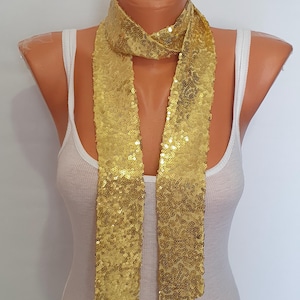 Écharpe fine jaune à paillettes, écharpe à paillettes style pop star, écharpe brillante ornée d'un nœud papillon pour une soirée, accessoire fin jaune clair à paillettes