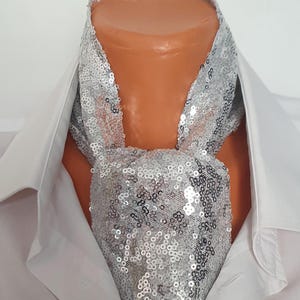 Bufanda Ascot gris brillante con lentejuelas para hombre y mujer, bufanda llamativa para el cuello, atuendo unisex para bodas y actuaciones en el escenario, accesorio para fiestas de estilo glam rock.