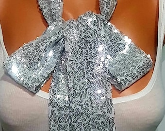Sciarpa sottile con paillettes argento, laccio con fiocco scintillante