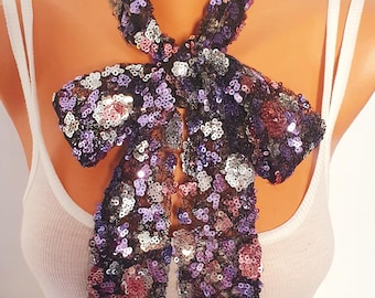 Sciarpa sottile con paillettes iridescenti e motivo floreale arcobaleno, cravatta a laccio con paillettes iridescenti, accessorio glitterato per il collo per serate glamour, discoteca e abbigliamento da club.