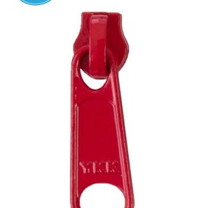 Puede incluir: Un tirador de cremallera rojo brillante para cremalleras de bolsos. El tirador tiene forma rectangular con un agujero redondo en la parte inferior y un lazo en la parte superior. El texto "Zipper Pull for Handbag Zippers" está arriba.