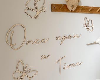 Cartello da parete in legno C'era una volta, Farfalle, Schmetterlinge an der Wand, Kinderzimmer Deko, Babyzimmer Wanddeko, Nursery Decor