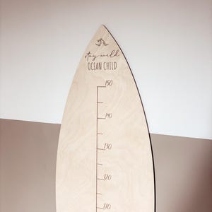 Höhenmessung hölzern Surfbrett, Surfboard, mit Namen personalisiert, Kidsroom, Kinderzimmer, Growth chart with name, Stay wild ocean child image 1