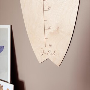 Höhenmessung hölzern Surfbrett, Surfboard, mit Namen personalisiert, Kidsroom, Kinderzimmer, Growth chart with name, Stay wild ocean child image 2