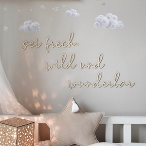 Sei frech, wild und wunderbar Schriftzug, Wanddekko, Babyzimmer Deko aus Holz, Mond und Sterne an der Wand, Kinderzimmer