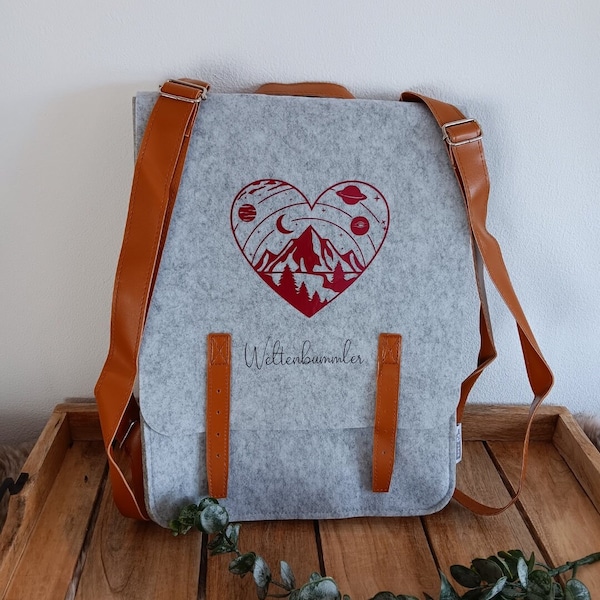 Stilvoller Filzrucksack mit Ledergriff und Reisemotiven | Rucksack aus hellgrauem Filz | tolles Geschenk für alle Reisebegeisterten