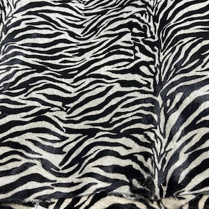 Pelle di mucca con pelo, stampa zebra, spessore 1,0 mm, (pelle media 15-20 piedi quadrati)