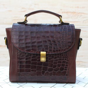 Bolso de mano de piel con efecto cocodrilo color marrón café: bolso bandolera hecho a mano con asa superior, bandolera, mini, regalo para el Día de la Madre, regalo para ella
