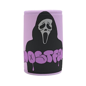 Könnte beinhalten: Ein zylindrischer Getränkekühler mit einer schwarzen Kapuzenfigur und einer weißen Maske, inspiriert von den Scream-Filmen. Das Wort "GHOSTFACE" ist im Graffiti-Stil in Lila geschrieben. Der Hintergrund ist helllila.