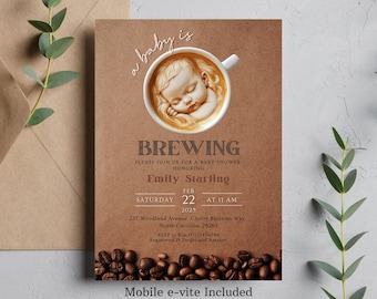 Invitación para baby shower con un bebé preparando café, invitación para baby shower con café, plantilla de invitación para brunch de baby shower con granos de café, género neutro