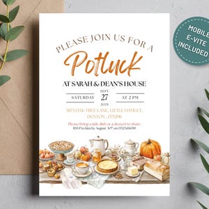 Puede incluir: Una tarjeta de invitación blanca con el texto "Please join us for a Potluck at Sarah & Dean's House" en naranja y negro. La fecha es el 27 de septiembre de 2025, a las 2 PM. Ilustraciones de acuarela de comida y calabazas en la parte inferior.
