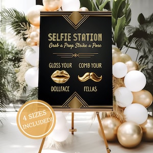 Op de afbeelding: Een zwart en gouden bord met de tekst "Selfie Station" en "Grab a Prop Strike a Pose". Het bord heeft ook de tekst "Gloss Your Dollface" en "Comb Your Fellas" met een gouden lippen- en snor-afbeelding. Het bord staat op een houten ezel en is omringd door gouden en witte ballonnen.