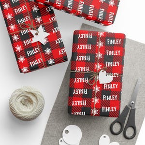 Carta da regalo natalizia personalizzata con fiocco di neve a quadri rossi e neri Buffalo / Carta da regalo natalizia personalizzata con nome
