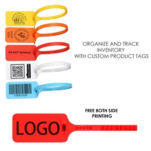 Puede incluir: Un conjunto de bridas de cable de plástico de colores con etiquetas para organizar y rastrear el inventario. Las etiquetas están en blanco y se pueden personalizar con texto o un logotipo. El texto "Organizar y rastrear el inventario con etiquetas de productos personalizadas" está impreso en el lado derecho de la imagen. El texto "Impresión gratuita en ambos lados" está impreso debajo de las etiquetas.