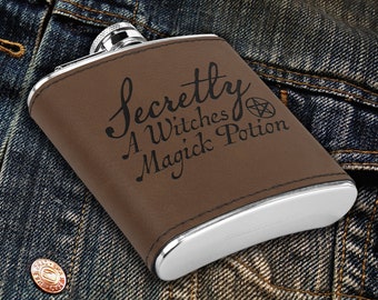 Fiaschetta Trust Me I'm A Witch 170 Ml - Acciaio Inox Con Custodia In Pelle Sintetica Marrone Incisa - Gift Base