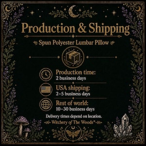 Może przedstawiać: Czarna grafika informacyjna zatytułowana Production & Shipping dla poduszki lędźwiowej ze spun poliestru. Podaje czas produkcji 2 dni robocze, wysyłkę do USA 2-5 dni oraz do reszty świata 10-30 dni roboczych, z podpisem Witchery of The Woods.