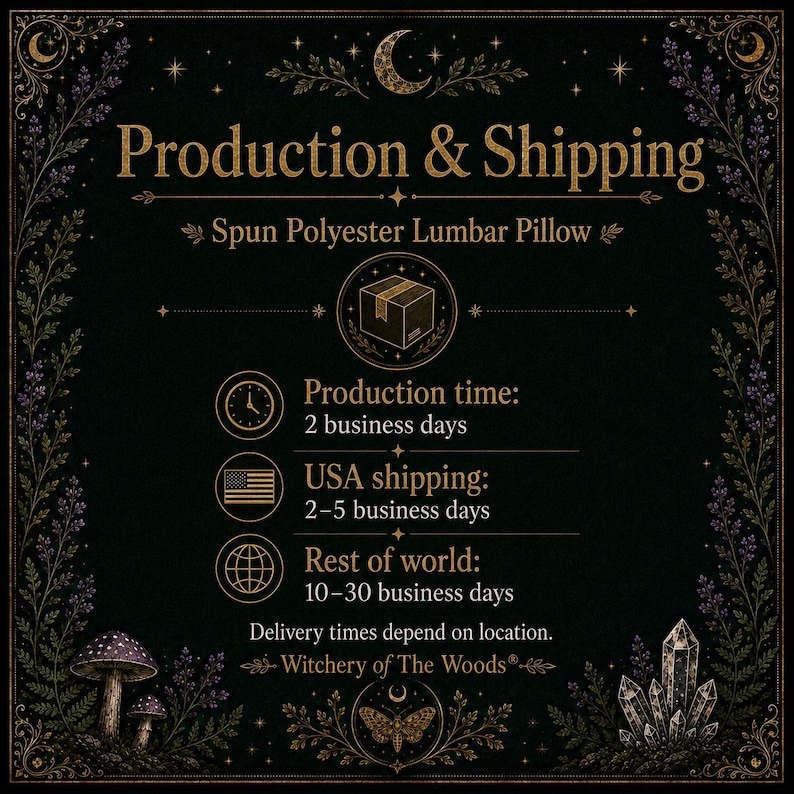 Może przedstawiać: Czarna grafika informacyjna zatytułowana Production & Shipping dla poduszki lędźwiowej ze spun poliestru. Podaje czas produkcji 2 dni robocze, wysyłkę do USA 2-5 dni oraz do reszty świata 10-30 dni roboczych, z podpisem Witchery of The Woods.