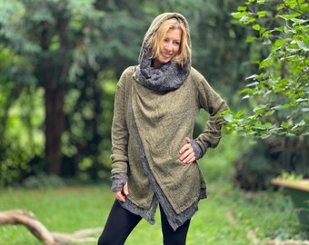 Op de afbeelding: Een groene hoodie met een grijze cowl neck en lange mouwen. De trui heeft een gedrapeerd ontwerp en is gemaakt van een zachte, textuurrijke stof.