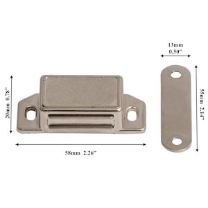 Może przedstawiać: Srebrny magnetyczny zamek do drzwi szafki z dwoma magnesami. Zamek ma 58 mm szerokości, 20 mm wysokości i 13 mm grubości. Płytka uderzeniowa ma 55 mm wysokości i 20 mm szerokości.
