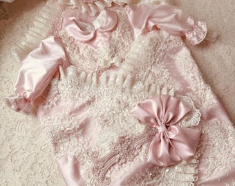 Tutina da battesimo personalizzata in seta, cappellino in pizzo, completo da neonato di pregio.