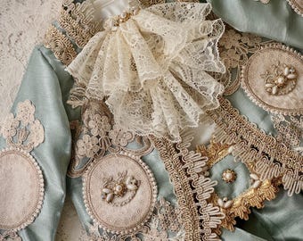 Traje de bautizo real de príncipe hecho a mano: encaje, perlas y bordado dorado.